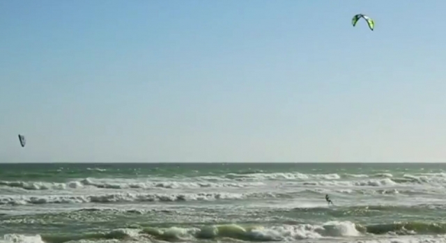 Practica kitesurf en la costa dorada